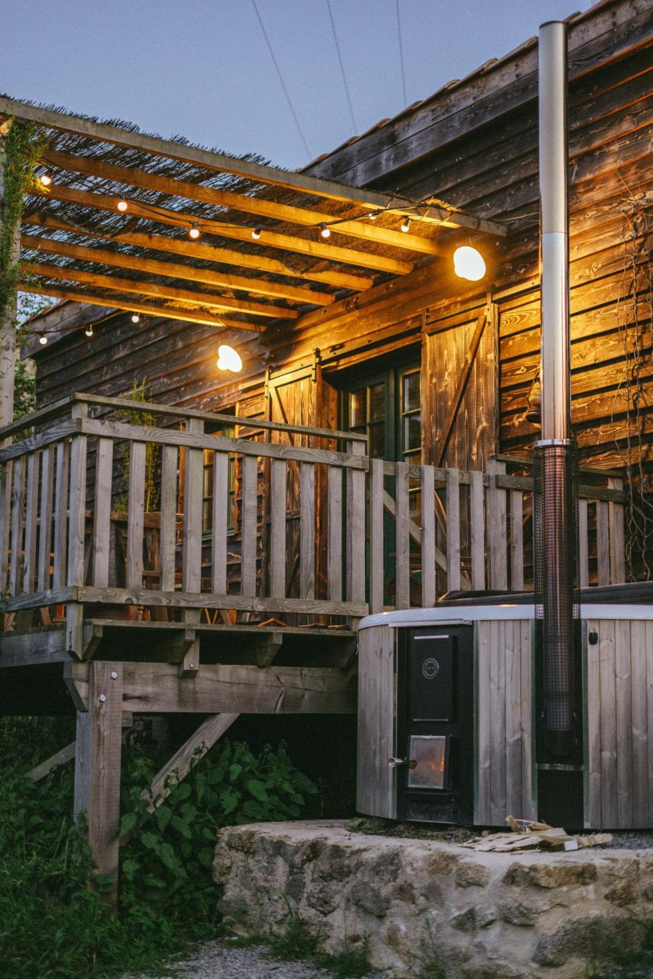 La Ferme Du Pont De Maumy, Cabane Au Bord De L'Etang Et Bain Nordique Busserolles Exterior photo