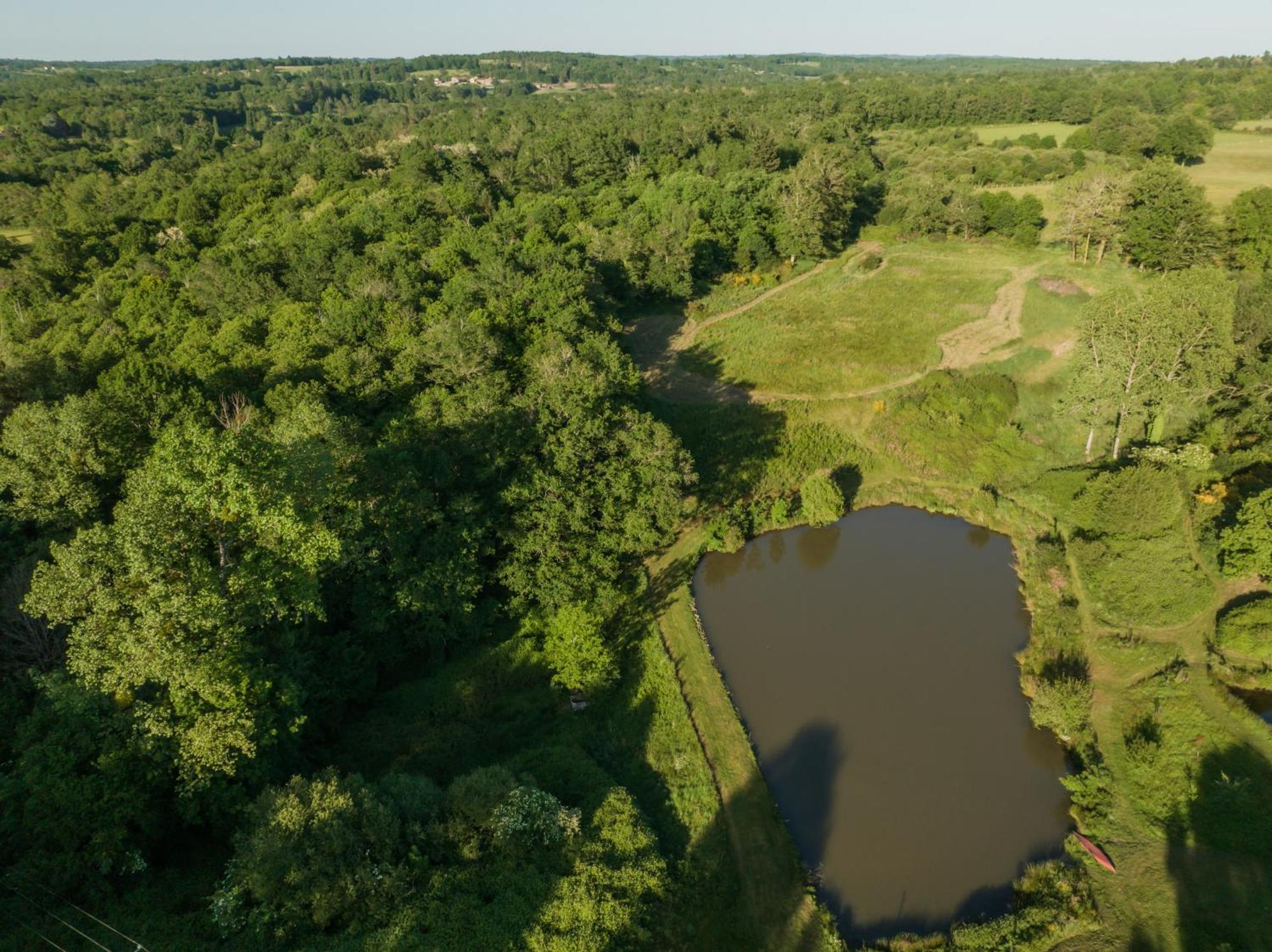 La Ferme Du Pont De Maumy, Cabane Au Bord De L'Etang Et Bain Nordique Busserolles Exterior photo
